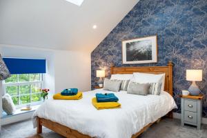 um quarto com uma cama grande e toalhas em Luxury Town House, Tavistock (sleeps 4) em Tavistock