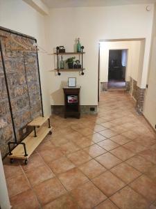 Habitación con suelo de baldosa, mesa y banco. en Residenze del Bosco - The Lab, en Tuscania