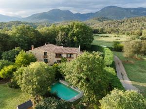 貝薩盧的住宿－Alojamiento con encanto en Cataluña，享有带游泳池的房屋的空中景致
