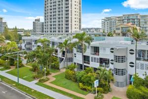 une vue aérienne sur un bâtiment avec des palmiers et des bâtiments dans l'établissement BEACHFRONT BLISS POSITIONED PERFECTLY IN COTTON TREE, à Maroochydore