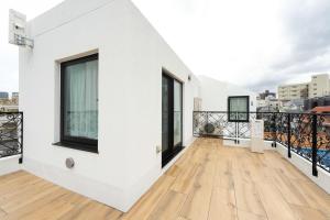 balcón con paredes blancas y ventanas negras en D-WASEDA, en Tokio