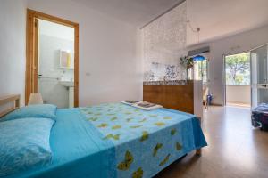 una camera con letto e piumone blu di Blu Mare a Otranto