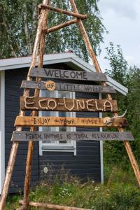 Una señal que dice bienvenida a un centro de bienvenida en Experience accommadation Eco-Unela, en Rovaniemi