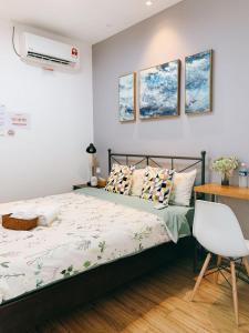Schlafzimmer mit einem Bett und einem Schreibtisch in der Unterkunft Infinity Guesthouse in Semporna