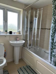 a bathroom with a sink and a shower and a toilet at DARTFORD CROSSING The BRIDGE PLACE - CONTRACTORS FAVOURITE in Kent