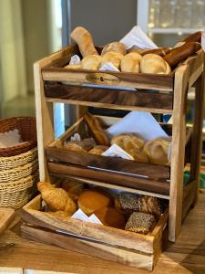 zwei mit verschiedenen Brotsorten gefüllte Holzkästen in der Unterkunft Hotel Villa Schwanebeck in Binz