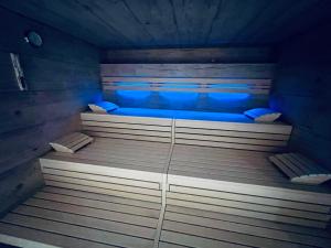 eine Sauna mit blauer Badewanne in einem Zimmer in der Unterkunft Hotel & Restaurant Goldener Pflug in Ludwigsburg
