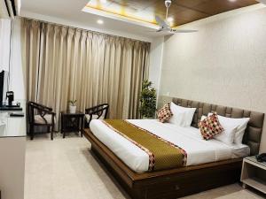 Postel nebo postele na pokoji v ubytování Gazebo Inn & Suites Medanta