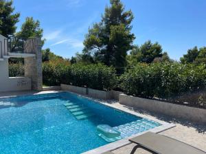 巴爾的住宿－Villa Pine，后院的游泳池,配有庭院家具和四面 ⁇ 
