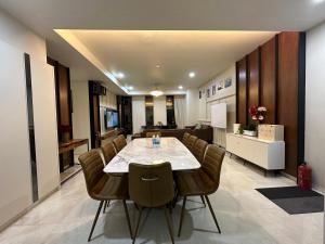 une salle à manger avec une table et des chaises dans l'établissement Tropicana The Residence By Klcc, à Kuala Lumpur 187 autres photos