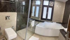 Koupelna v ubytování Gazebo Inn & Suites Medanta