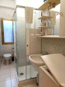 La salle de bains est pourvue d'une douche, d'un lavabo et de toilettes. dans l'établissement Pero Apartment - Fiera Milano, à Pero