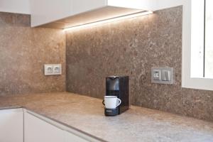 eine Kaffeemaschine auf der Theke in einer Küche in der Unterkunft Acogedor apartamento junto al mar in Oliva