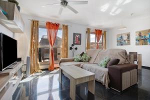 ein Wohnzimmer mit Sofa und Fernseher in der Unterkunft Marfolin 22 in Cotillo