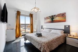 ein Schlafzimmer mit einem Bett, auf dem ein Teddybär liegt in der Unterkunft Marfolin 22 in Cotillo + 16 Fotos