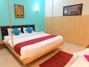 um quarto com uma cama de baloiço num quarto em The Hideout Agra - Boutique Homestay near Taj em Agra