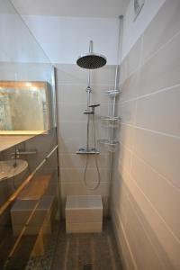 une salle de bain avec une douche avec des toilettes et un lavabo dans l'établissement La Magnifique, à Mandelieu-la-Napoule