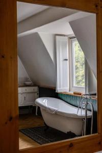 uma banheira na casa de banho com uma janela em Duplex Apartment - City Centre em Chester