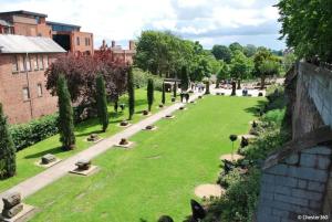 uma vista para um parque com árvores e edifícios em Duplex Apartment - City Centre em Chester