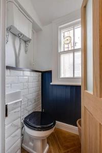 uma casa de banho com um WC preto e uma janela em Duplex Apartment - City Centre em Chester