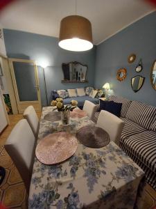 - un salon avec une table et un canapé dans l'établissement Italian Vintage House, à Côme