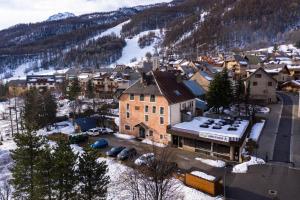 Ett flygfoto av Auberge de Jeunesse HI Serre-Chevalier