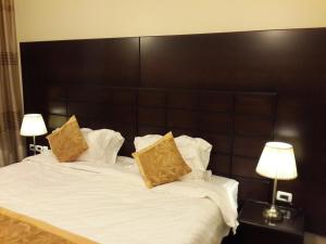 Кровать или кровати в номере Al Thuraya Hotel