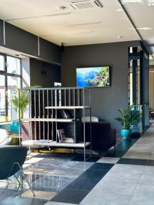 Televízia a/alebo spoločenská miestnosť v ubytovaní Hotel Turkus