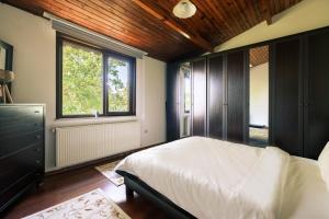 sypialnia z łóżkiem i drewnianym sufitem w obiekcie Chic Flat w Terrace Garden Fireplace in Nature w mieście Izmit
