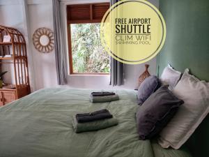 Ένα ή περισσότερα κρεβάτια σε δωμάτιο στο Chalet Ohana, airport family house