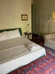 - une chambre avec un grand lit et un canapé dans l'établissement Baru’s house, à Palerme
