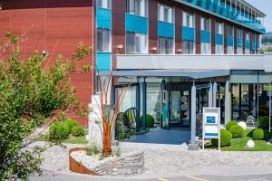 un edificio con un cartello di fronte di Novotel Lausanne Bussigny a Losanna