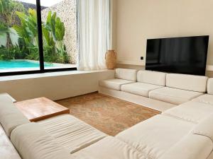 En sittgrupp på La Locale: Brand-new luxury 2bd villa with pool