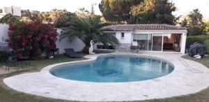 una piscina en el patio de una casa en logement individuel, en Le Cannet