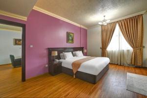Ein Bett oder Betten in einem Zimmer der Unterkunft Al Bustan Hotel