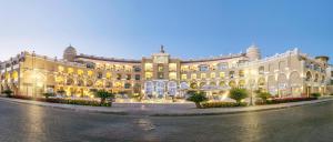 duży budynek z zegarem na górze w obiekcie KaiSol Romance Resort Sahl Hasheesh - Adults Only w mieście Hurghada