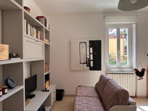 a living room with a couch and a television at Centralissimo - Nuovo - Parcheggio Privato in Perugia