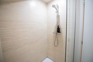 y baño con ducha con cabezal de ducha de cristal. en KASA FRIENDLY - Proche centre ville - Tout équipe et calme, en Saint-Étienne 24 fotos más