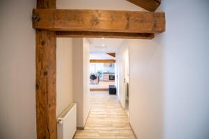 um corredor com vigas de madeira numa casa em KASA FRIENDLY - Proche centre ville - Tout équipe et calme em Saint-Étienne