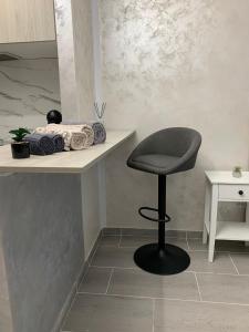une chaise assise sur un comptoir dans une pièce dans l'établissement Chic Galati Apartment: Urban Escape, à Galaţi