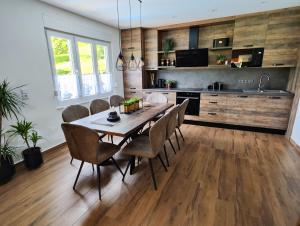 una cucina e una sala da pranzo con tavolo e sedie di Holiday Home Lino a Brod Moravice
