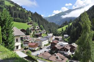 eine kleine Stadt in einem Tal mit einem Berg in der Unterkunft Gasthof Perfler in Außervillgraten