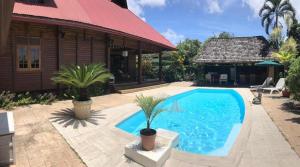 Πισίνα στο ή κοντά στο Chalet Ohana, airport family house