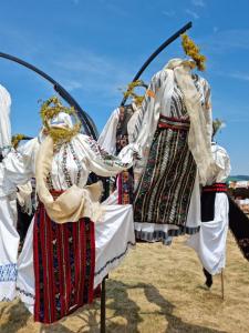un grupo de personas vestidas con trajes folclóricos en Casa Eridav en Arcani