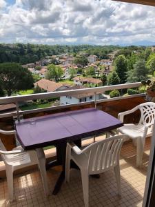 a purple table and two chairs on a balcony at Appartement lumineux BAYONNE in Bayonne