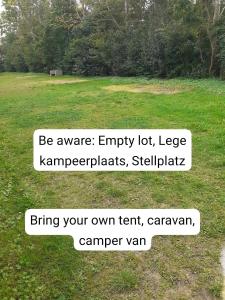 uma mensagem de texto sobre um evento num campo em Kampeerplaats Glamping Essenhof em Aagtekerke