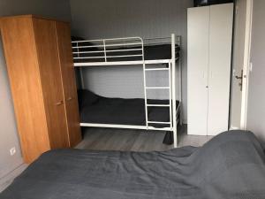 a bedroom with two bunk beds and a closet at Appartement lumineux BAYONNE in Bayonne