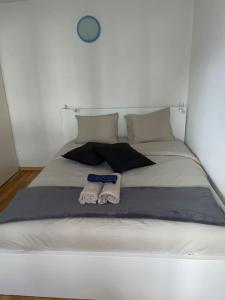 a white bed with two towels on top of it at Schöne Wohnung in der Via Borgo in Ascona