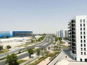 uma auto-estrada vazia numa cidade com um edifício em Casa Dei Ricordi 620WB8 em Abu Dhabi