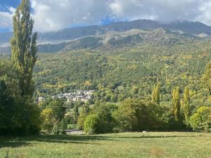 a view of a valley with trees and mountains at Duplex Kasares en Sesué No VU HUESCA24037 in Sesué